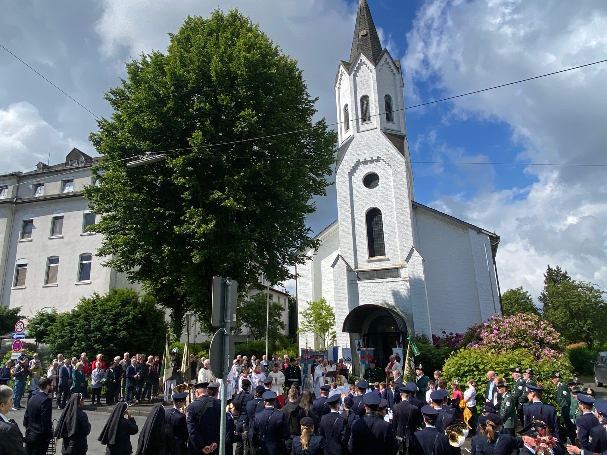 Neben den Gläubigen sorgte unter anderem die Stadt- und Feuerwehrkapelle Wissen und die Schützenbruderschaften Schönstein und Selbach für einen feierlichen Rahmen.