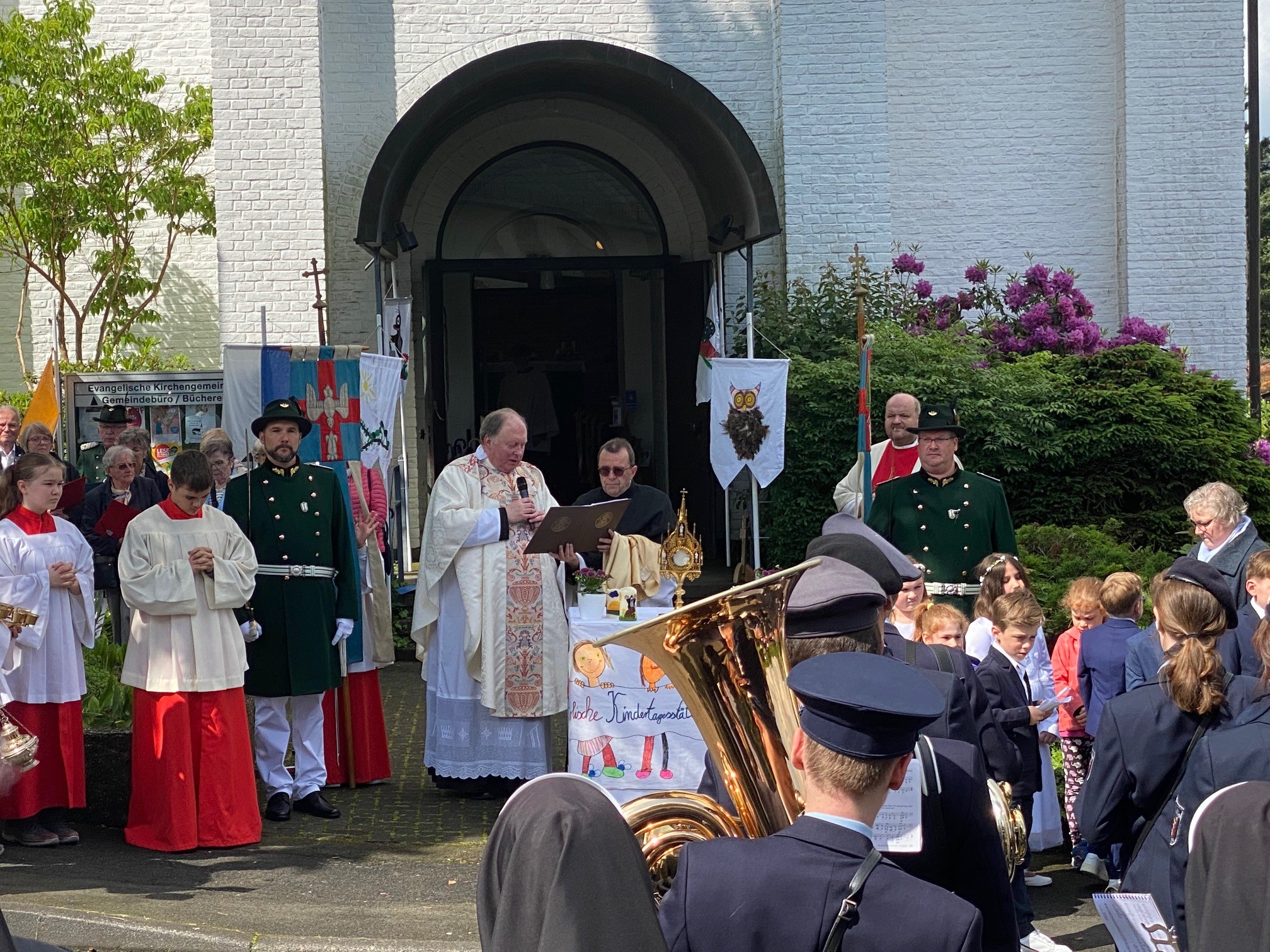 Vor der evangelischen Kirche am Altar von Kindern der Kath. Kita Adolph Kolping endete die kleine  Prozession. Dort wurde mit dem geweihten Brot der feierliche Segen erteilt.