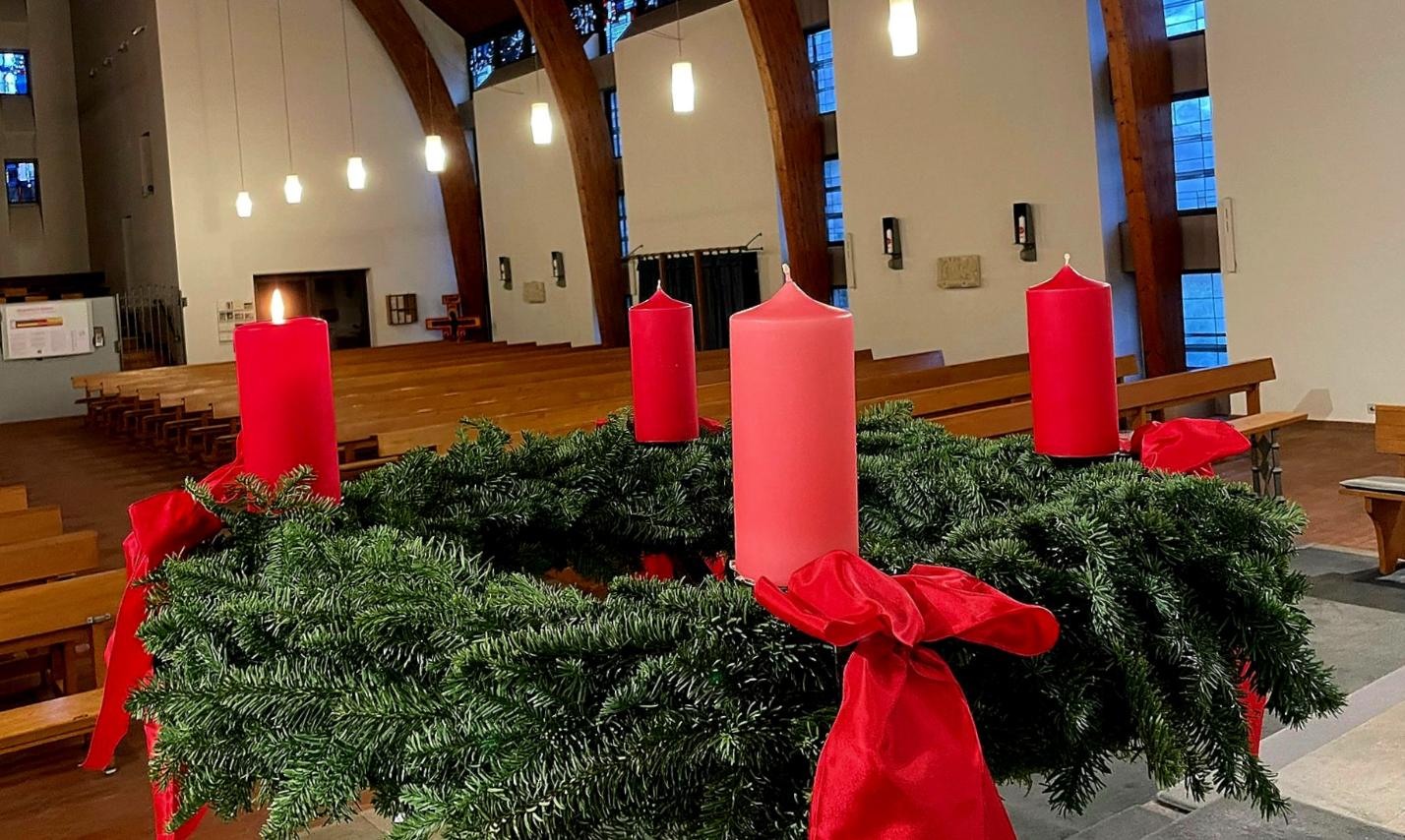 Adventskranz in St.Katharina Schönstein